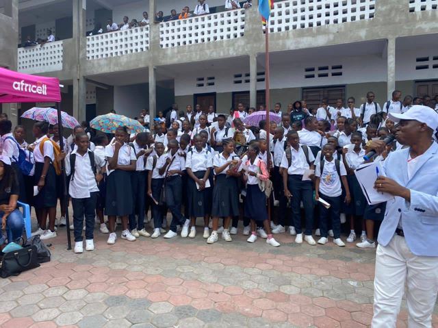 Sensibilisation des élèves dans la cour d'une école